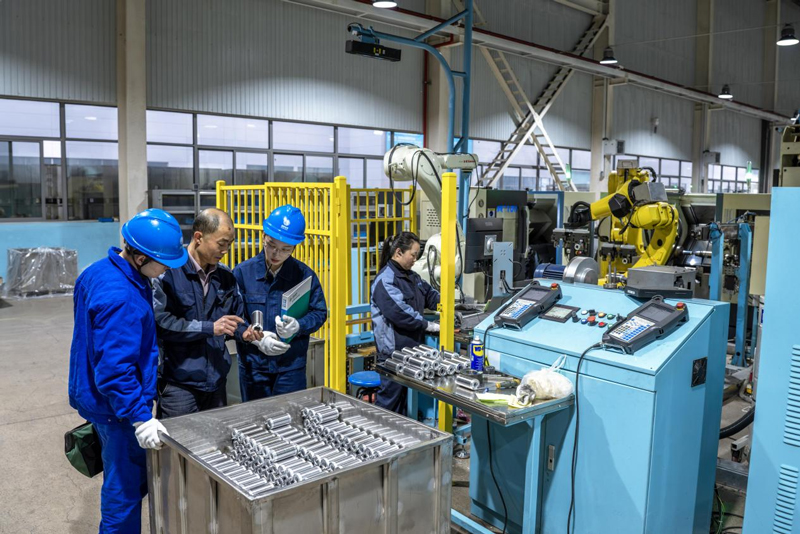  2月25日，國網杭州供電公司員工走進浙江創興智能電機有限公司開展用電安全“體檢”。黃輝攝