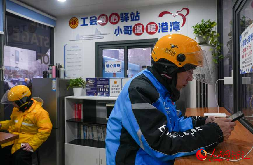 外賣小哥在驛站短暫休息。人民網記者 郭揚攝