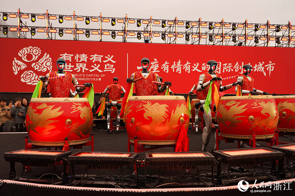 2月28日，浙江義烏國際商貿城及義烏全球數貿中心開市，機器人擊鼓啟幕。人民網 章勇濤攝
