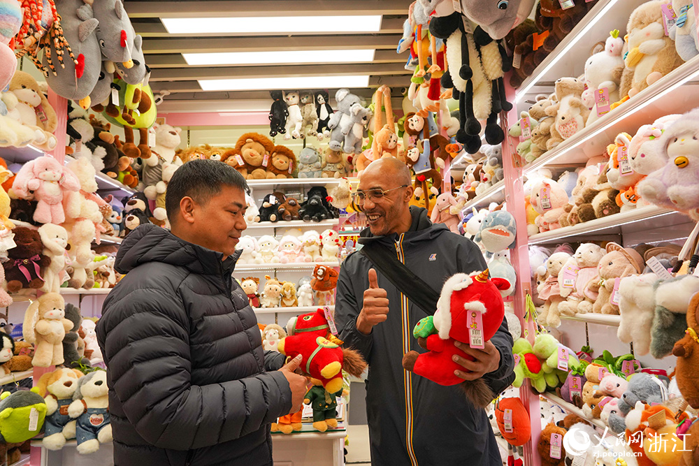 2月28日，浙江義烏國際商貿城及義烏全球數貿中心開市，外商和市場經營戶在洽談毛絨玩具合作事宜。人民網 章勇濤攝