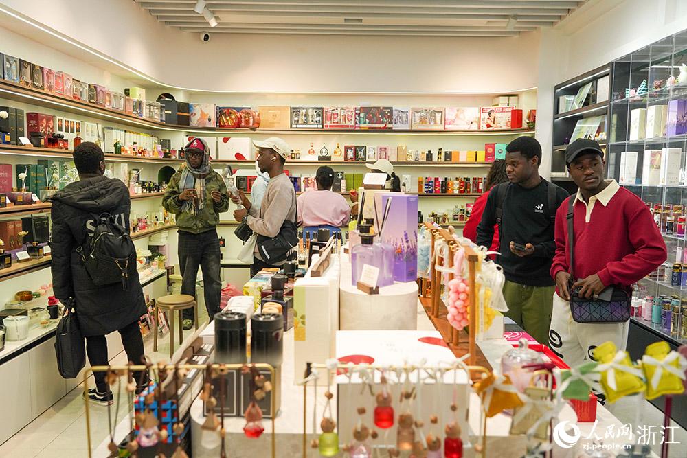 2月28日，浙江義烏國際商貿城及義烏全球數貿中心開市，外商在採購商品。人民網 章勇濤攝