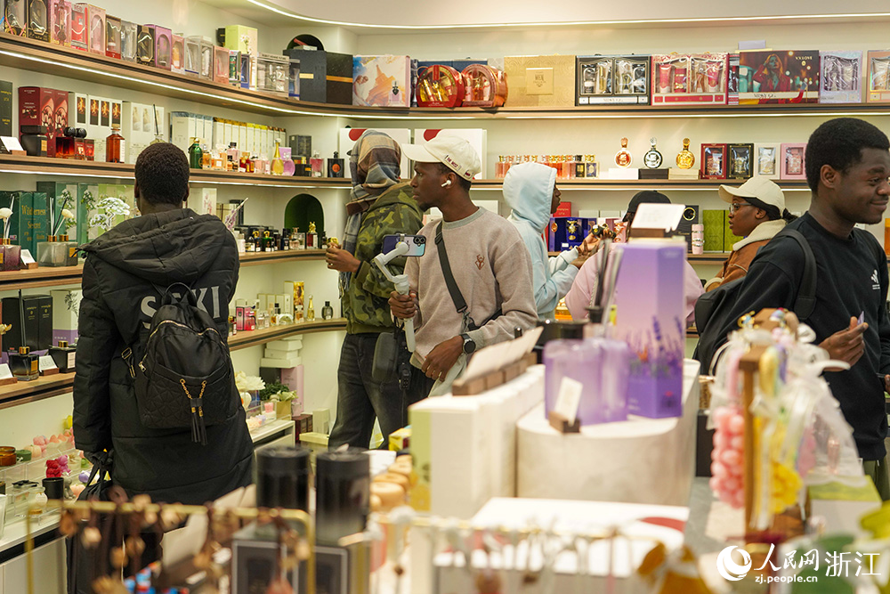 2月28日，浙江義烏國際商貿城及義烏全球數貿中心開市，外商在採購商品。人民網 章勇濤攝