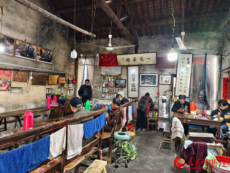茶館內的老舊物件，訴說著過往的故事。人民網記者 康夢琦攝