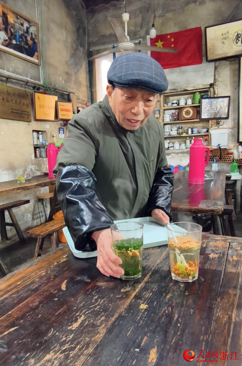 潘平福正給客人上茶。人民網記者 康夢琦攝