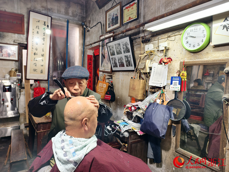 潘平福靠理發修面，補貼“一元茶館”。人民網記者 康夢琦攝