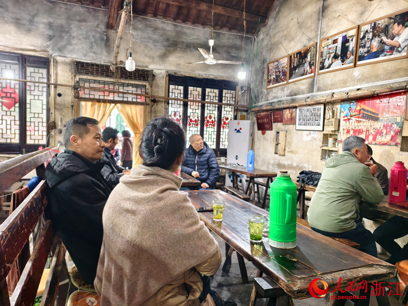 茶客們邊喝茶邊欣賞老照片，靜靜感受舊時光。人民網記者 康夢琦攝