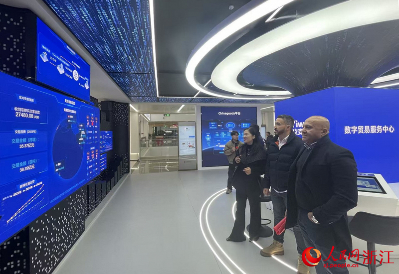 義烏數貿中心二樓，外商正在觀看“出海”數據。人民網記者 王麗瑋攝