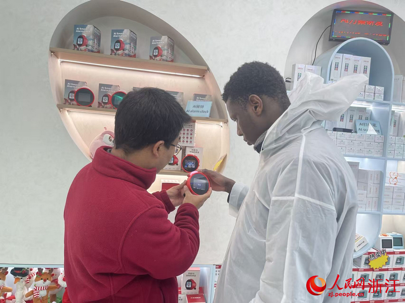 一位外商正在了解AI鬧鐘。人民網記者 王麗瑋攝