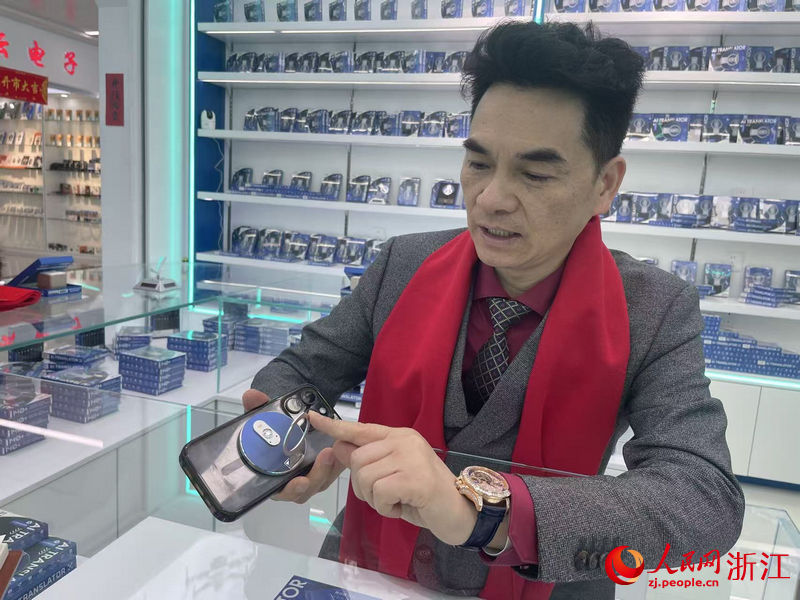 張筠介紹可以當手機支架的AI翻譯機。人民網記者 王麗瑋攝