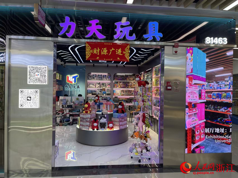 陳美君店鋪的外牆上，兩個巨大的二維碼引人注目。人民網記者 王麗瑋攝