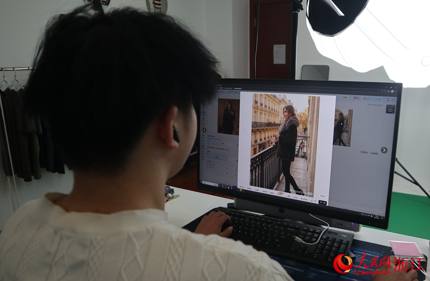 設計師使用ai制作毛衫宣傳照。人民網記者 張帆攝