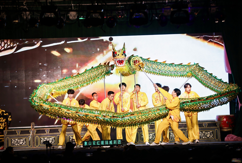 现场舞龙表演。活动方供图