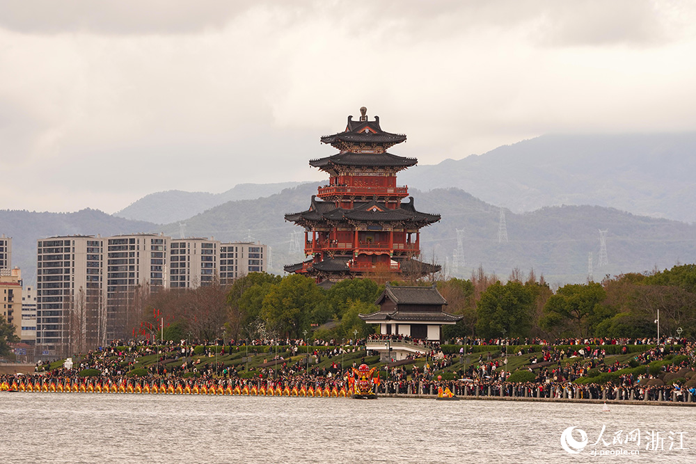 3月2日，在浙江省麗水市蓮都區南明湖舉辦的水上蛟龍巡游活動。人民網 章勇濤攝