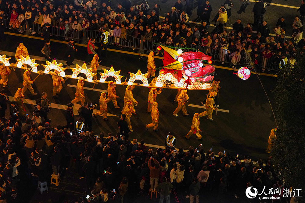 3月2日，在浙江省麗水市區，市民觀看祥龍燈彩巡游。人民網 章勇濤攝