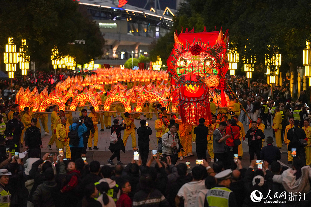 3月2日，在浙江省麗水市區，市民觀看祥龍燈彩巡游。人民網 章勇濤攝