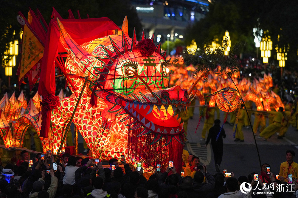 3月2日，在浙江省麗水市區，市民觀看祥龍燈彩巡游。人民網 章勇濤攝