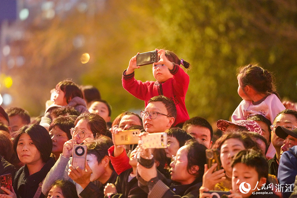 3月2日，在浙江省麗水市區，市民觀看祥龍燈彩巡游。人民網 章勇濤攝