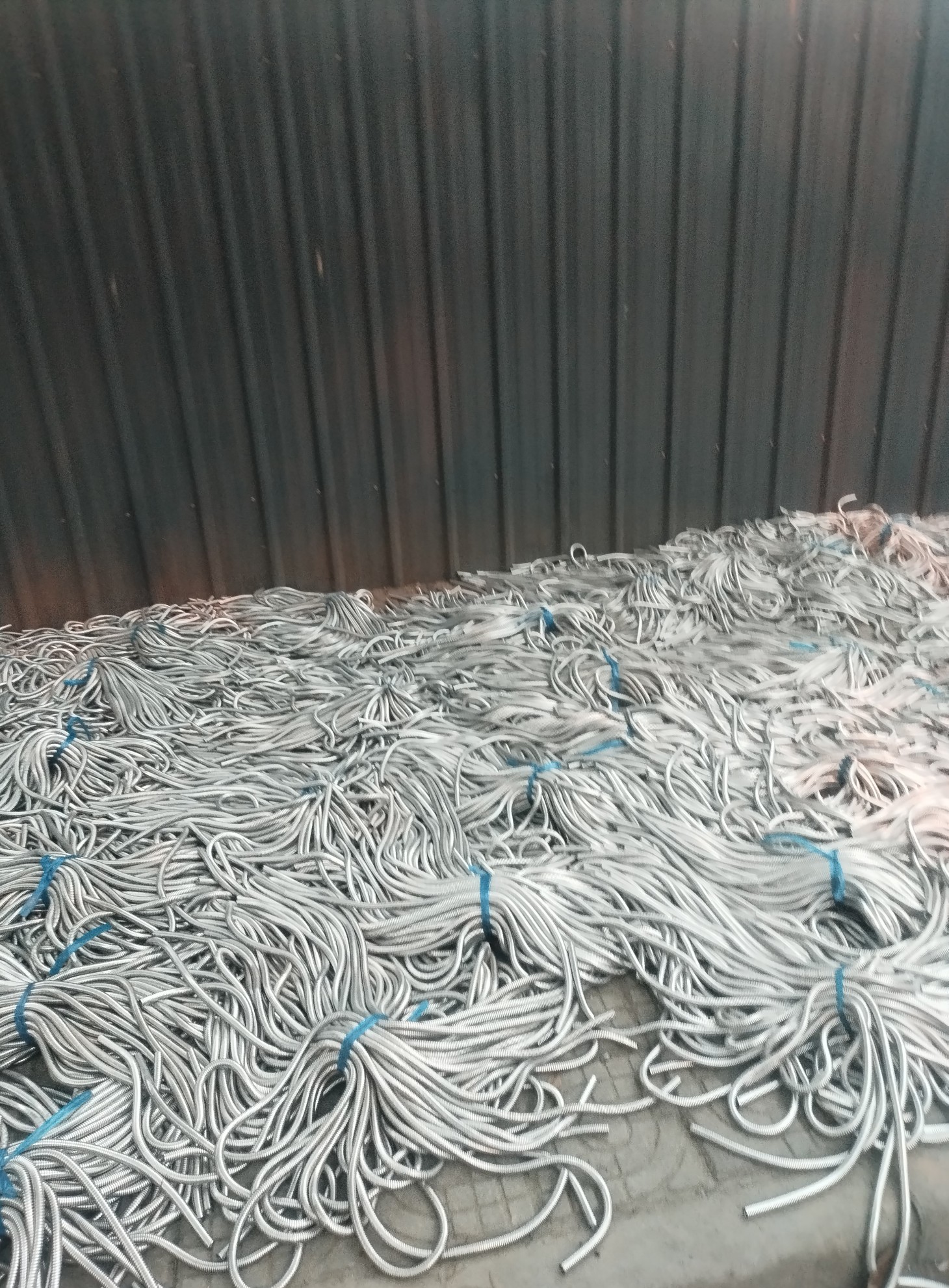 被水管“霸佔”的路段。網友供圖。