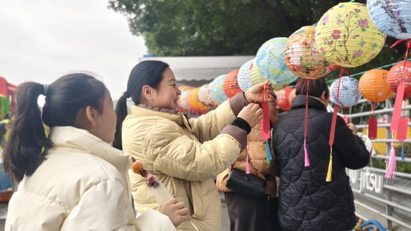 杭金衢高速临浦收费站开展“元气满满，喜宵颜开”主题活动。浙高运公司供图