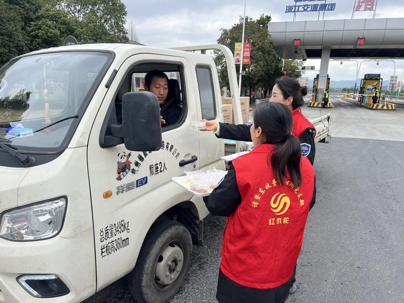 志愿者为司乘送上汤圆。浙高运公司供图