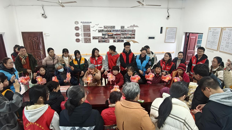 志愿者与老人们一起做灯笼。浙高运公司供图