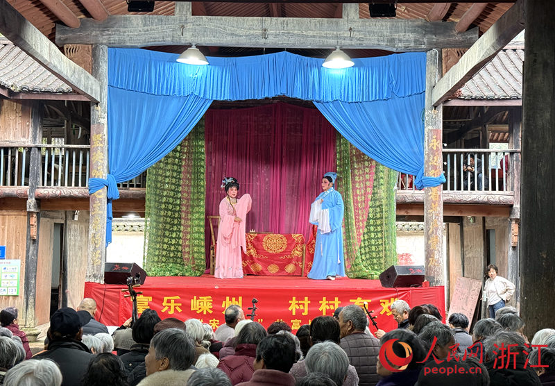 村戏现场。人民网记者 方彭依梦摄