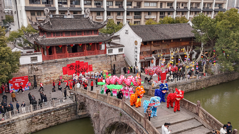 巡游活动现场。徐晨鸣摄