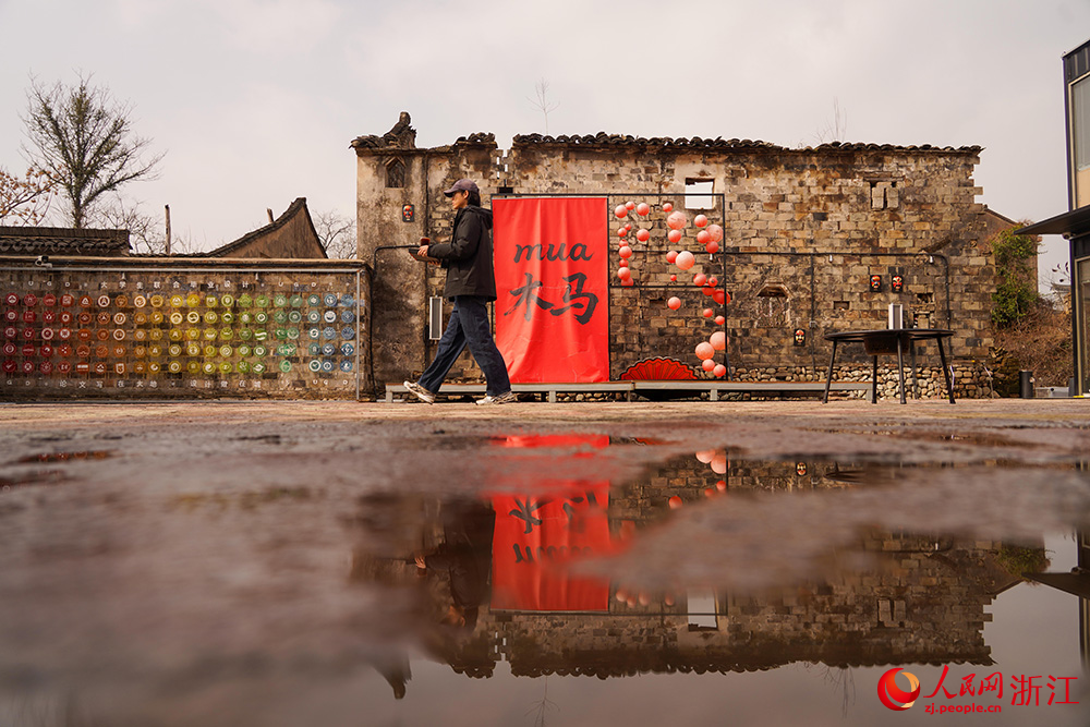 3月6日，寧波市寧海縣前童古鎮畢設小院，工作人員為游客端送咖啡。人民網 章勇濤攝