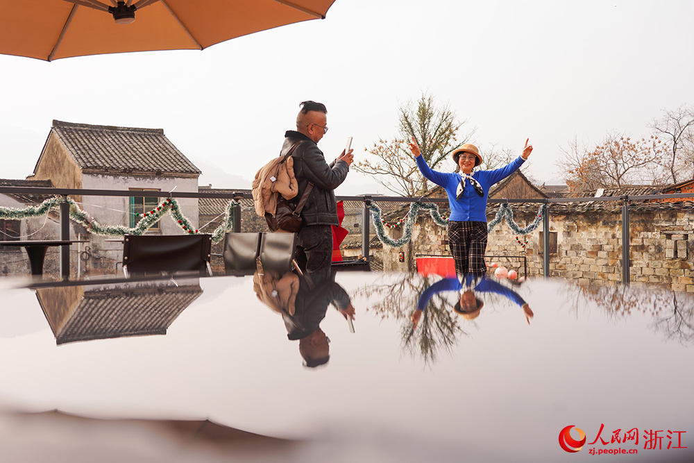 3月6日,寧波市寧海縣前童古鎮畢設小院,游客在拍照打卡。人民網 章勇濤攝