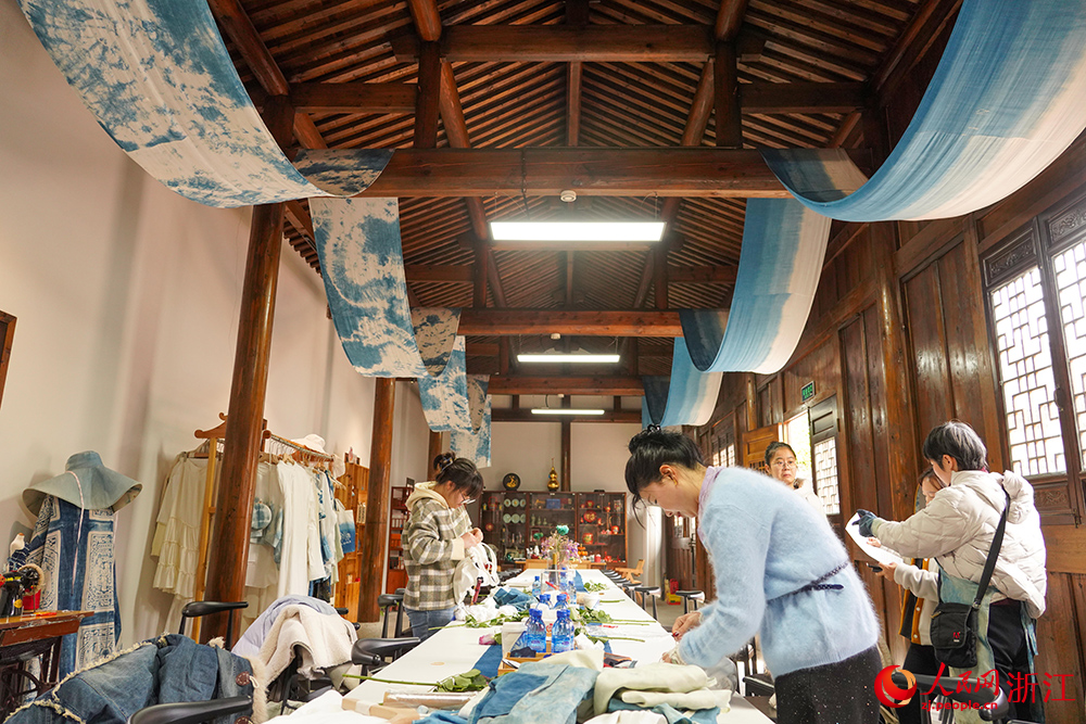 3月6日，學員在寧波市寧海縣前童古鎮體驗扎染。人民網 章勇濤攝