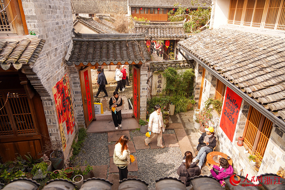 3月6日，游客在寧波市寧海縣前童古鎮一處民宿打卡歇腳。人民網 章勇濤攝