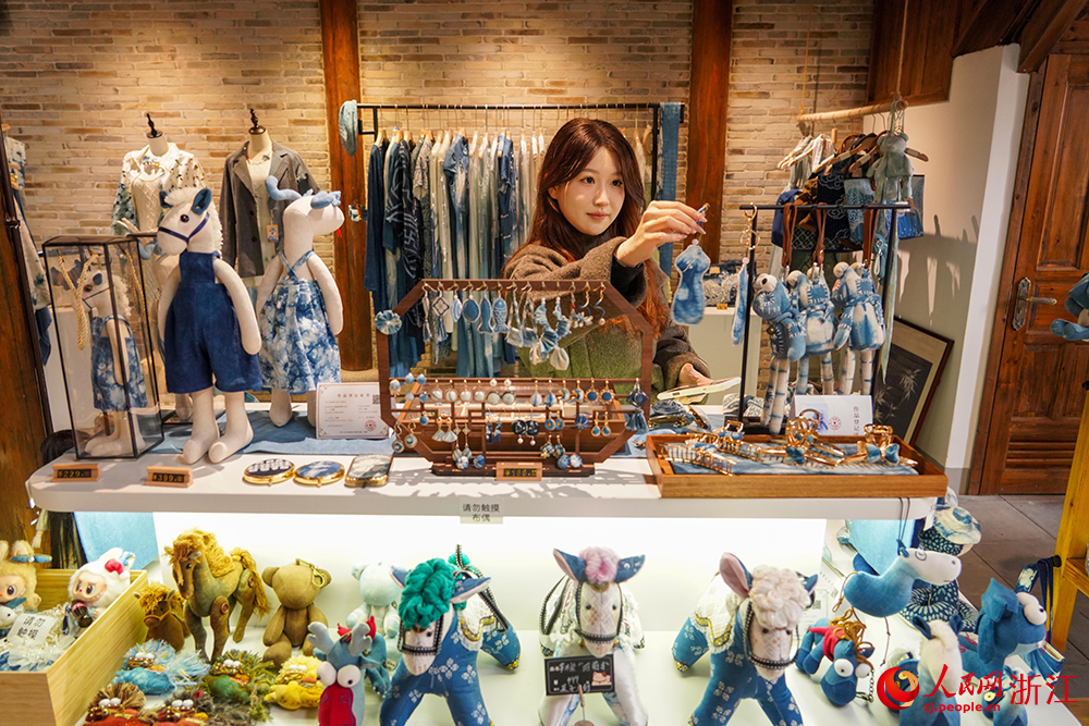 3月6日，游客在寧波市寧海縣前童古鎮一家文化館觀看文創產品。人民網 章勇濤攝