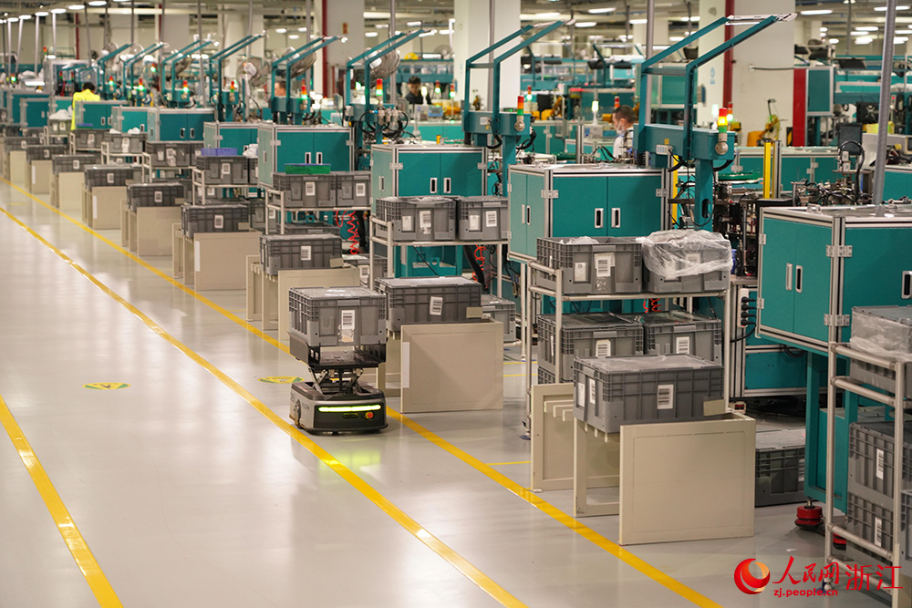 浙江省宁波市宁海县得力智能工厂内，AGV小车在产线上有序运转。人民网 章勇涛摄