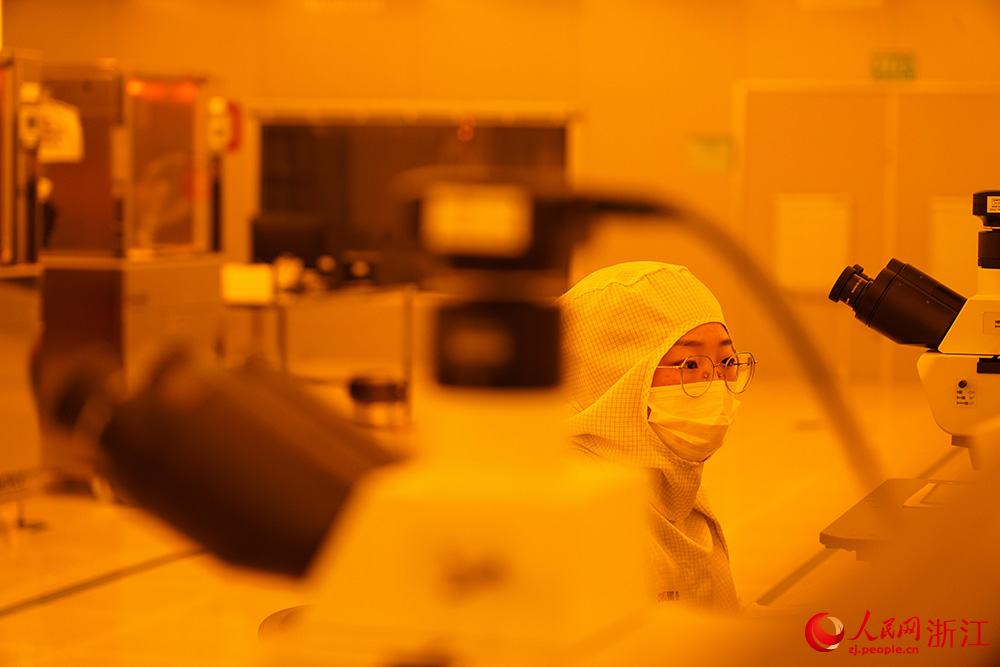 浙江省宁波市宁海县得力智能工厂内，工人在产线上赶制订单。人民网 章勇涛摄