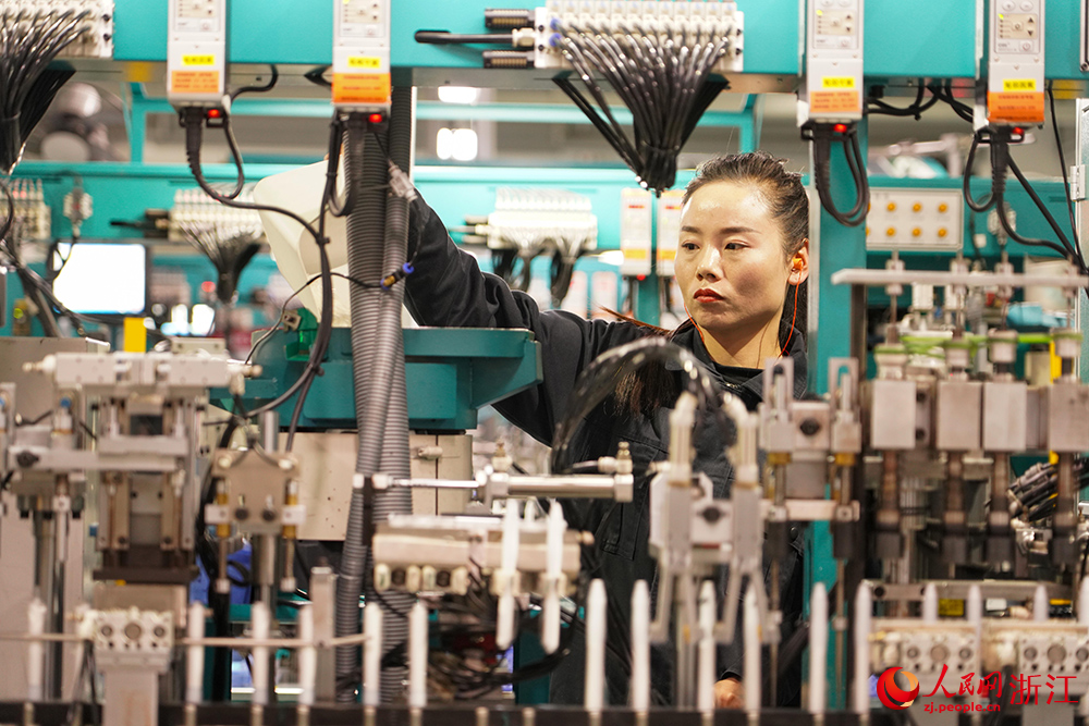 浙江省寧波市寧海縣得力智能工廠內，工人在產線上趕制訂單。人民網 章勇濤攝