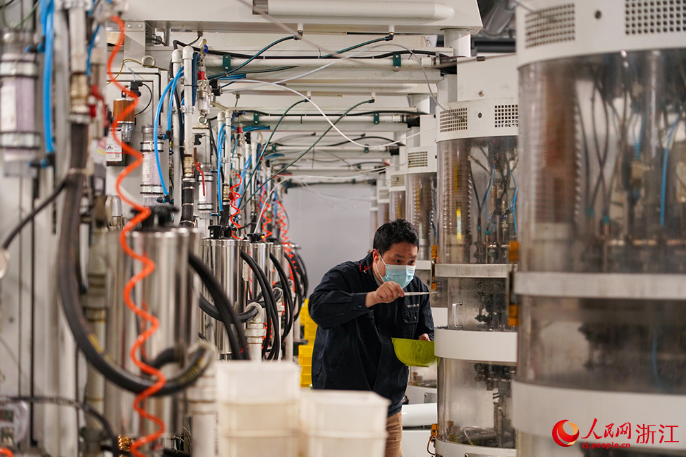 浙江省宁波市宁海县得力智能工厂内，工人在产线上赶制订单。人民网 章勇涛摄
