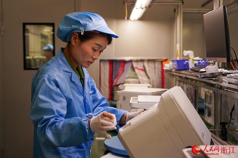 浙江省宁波市宁海县得力智能工厂内,工人在产线上赶制订单。人民网 章勇涛摄