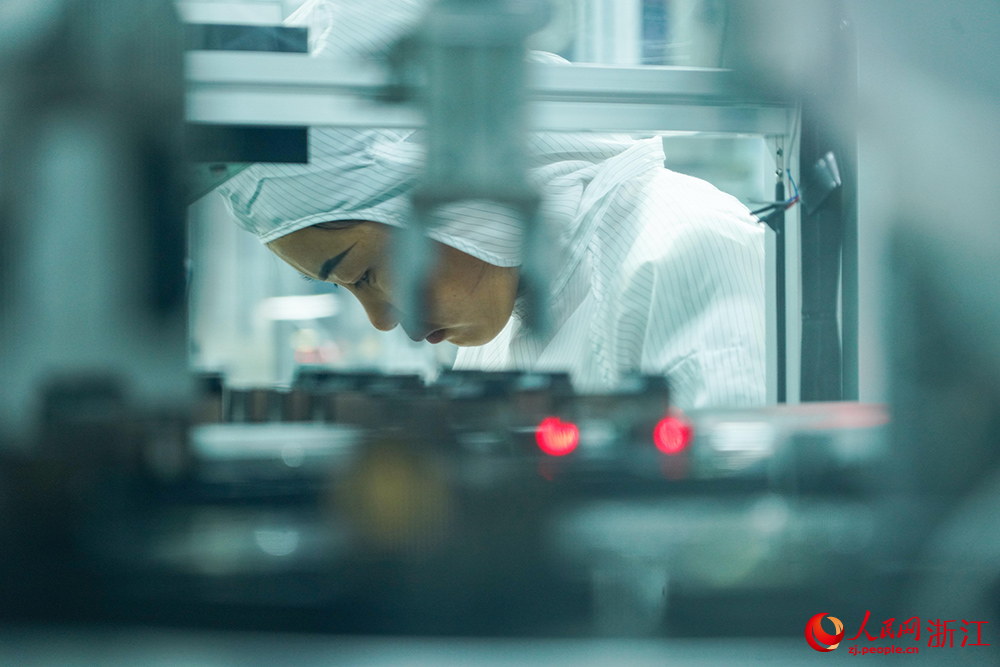 浙江省宁波市宁海县得力智能工厂内,工人在产线上赶制订单。人民网 章勇涛摄