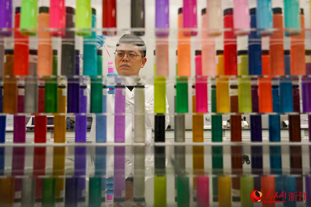 浙江省寧波市寧海縣得力智能工廠內，技術人員在進行墨水調配。人民網 章勇濤攝