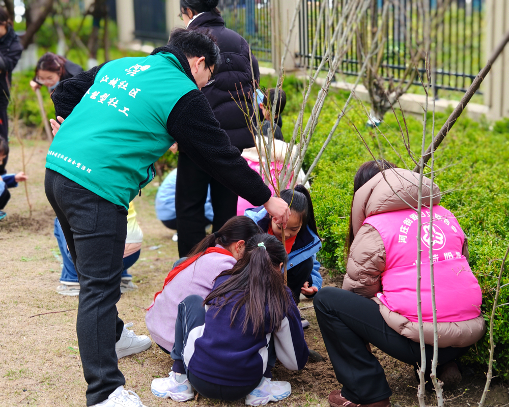 河庄街道江城社區開展“青風江城有氧跑·植樹節護綠希望跑”主題志願活動，吸引40余位青少年及家長熱情參與。河庄街道供圖