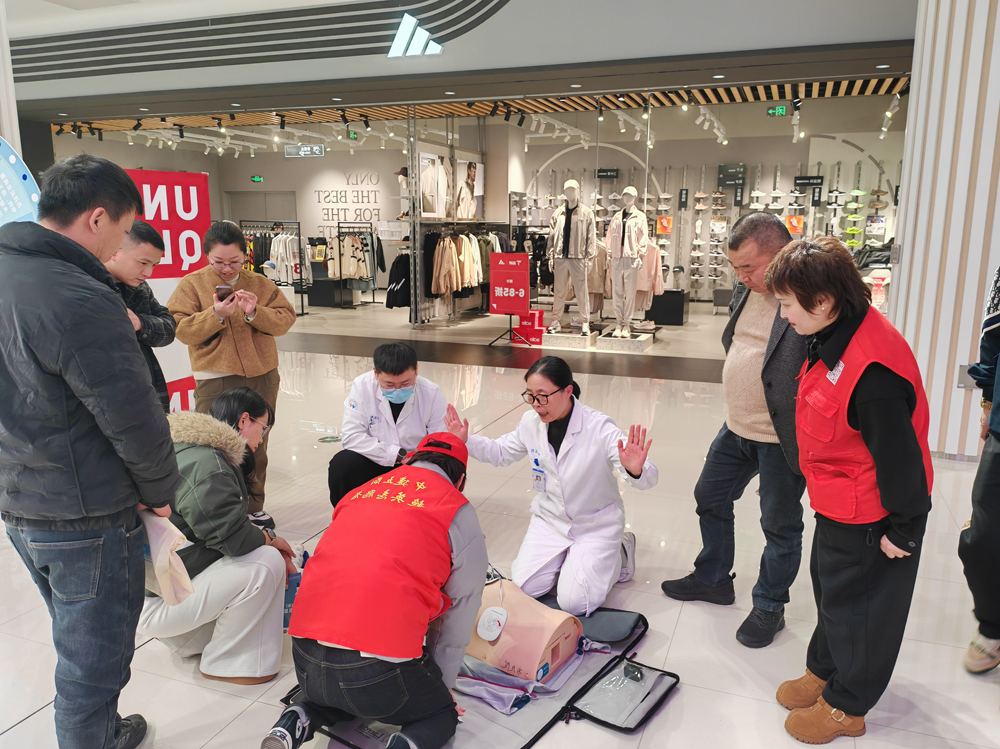 义蓬街道团委、蓝天公益服务中心党支部联合多家单位举办“弘扬雷锋精神·守护平安家园”主题志愿服务活动。义蓬街道供图
