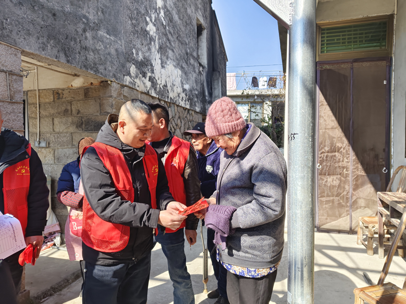 为高龄老人发放贺岁红包。苍南县精神文明建设指导中心供图