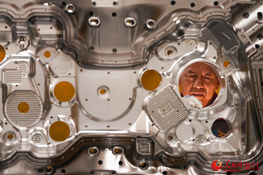 在宁波市宁海县一家企业，工人在进行泵口机构装配和机构同心度检查。人民网 章勇涛摄