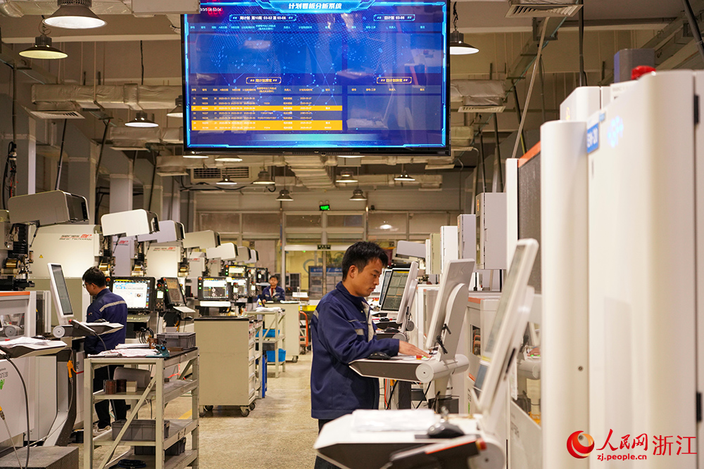 在宁波市宁海县一家企业，工人在进行慢丝操作。人民网 章勇涛摄