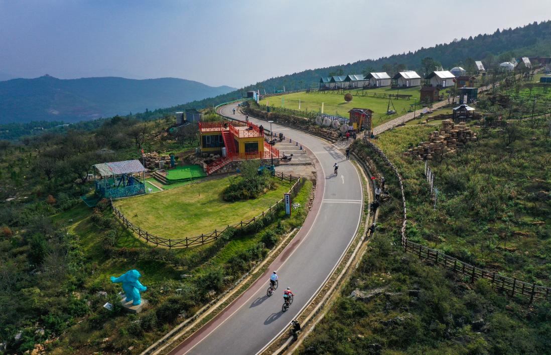 “龙脊天路”已成为游客节假日打卡地。冯树风摄