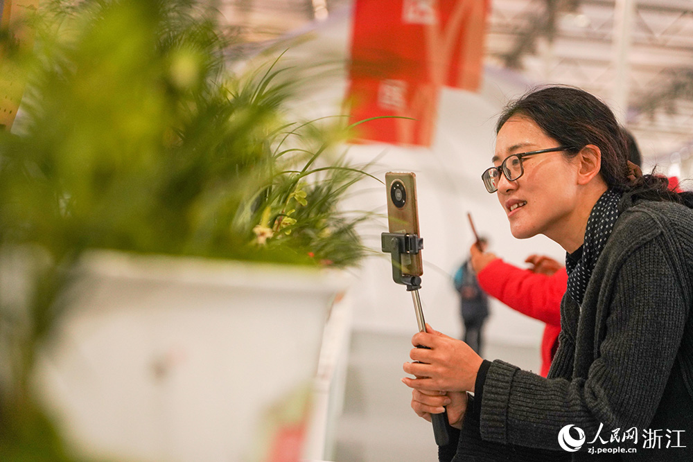 3月13日，浙江省紹興市柯橋區漓渚鎮，游客在觀賞春蘭。人民網 章勇濤攝