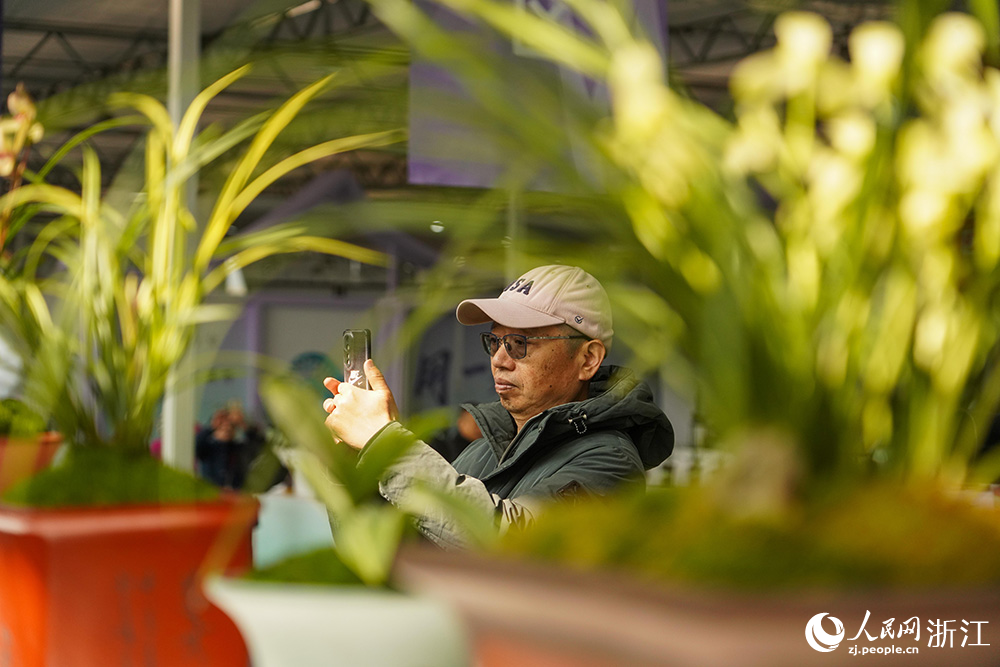3月13日，浙江省紹興市柯橋區漓渚鎮，游客在觀賞春蘭。人民網 章勇濤攝