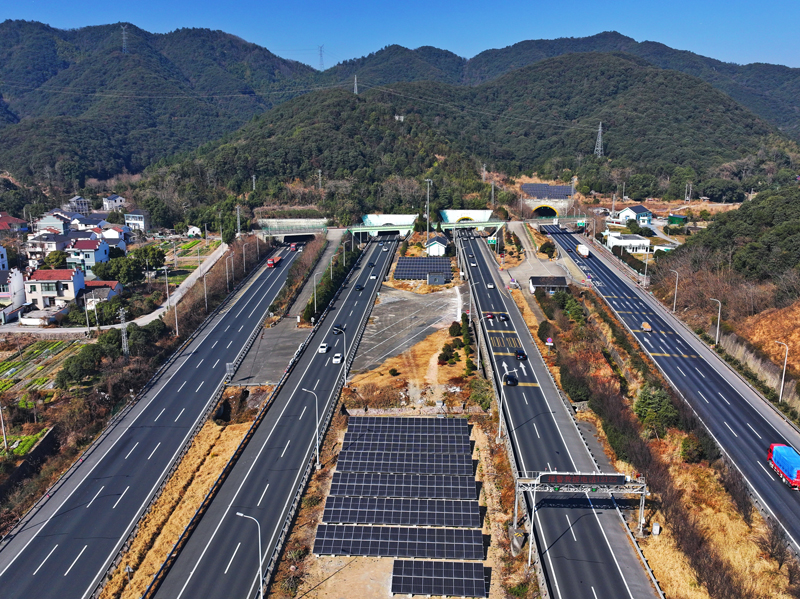 新嶺隧道分布式光伏發電板。蔣才攝