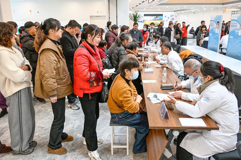 义诊活动现场。桐庐县委宣传部供图