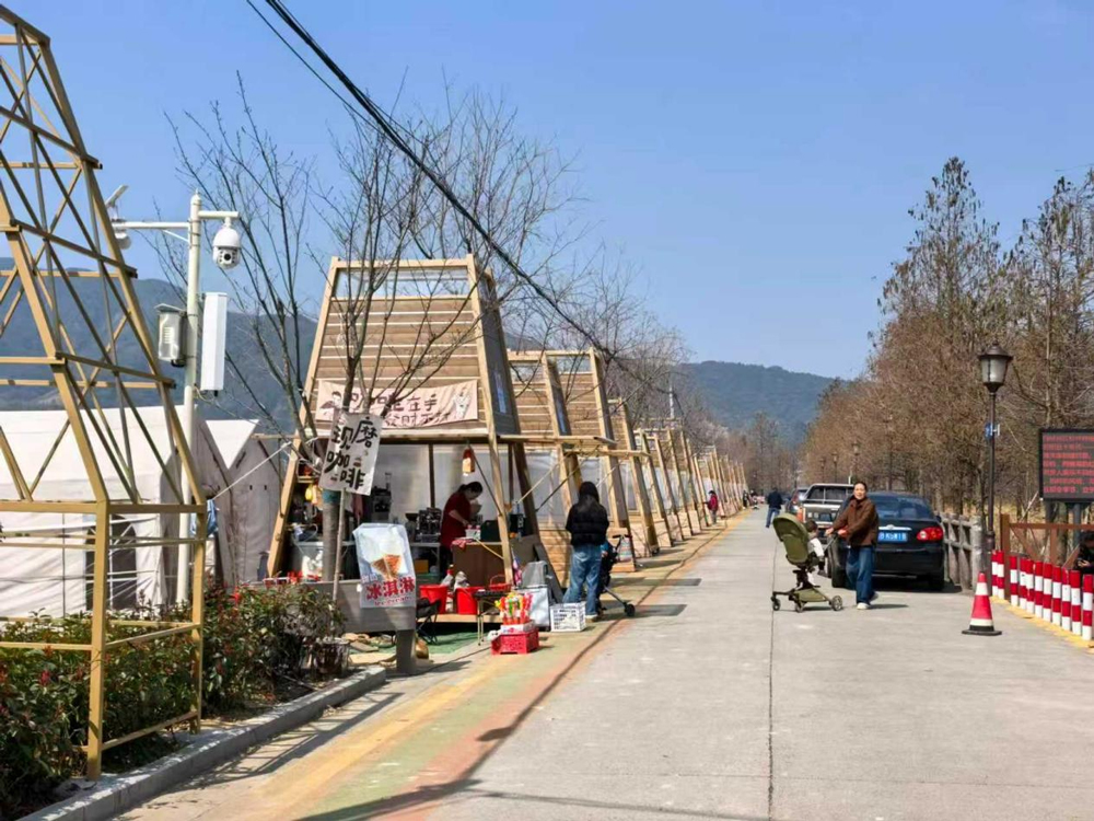 红杉林下，由木质小屋构成的各式摊位整齐划一、设计雅致。干雨微摄